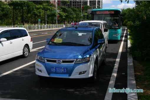 2011年4月11日杭州一輛電動出租車在行駛過程中發(fā)生火災