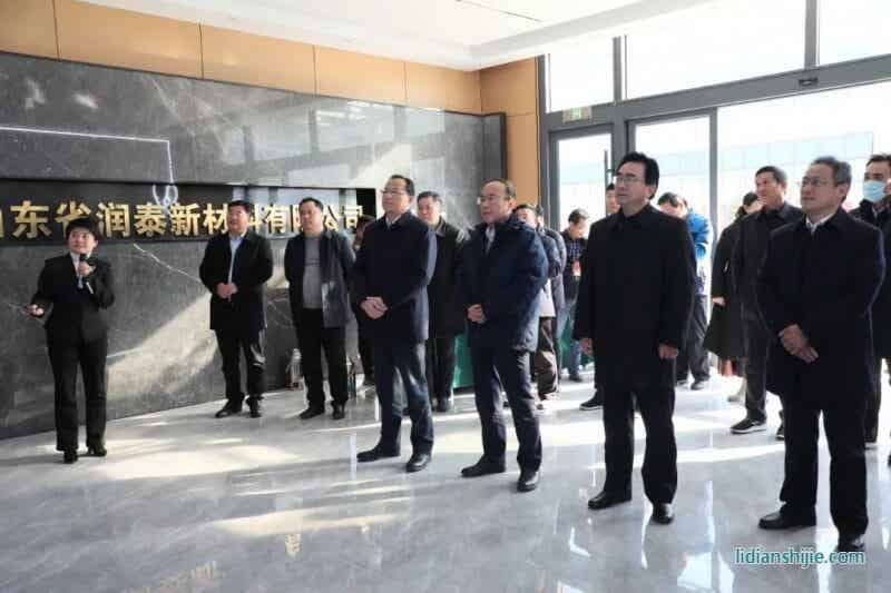 12月22日下午，住棗全國(guó)、省和市人大代表來(lái)嶧城區(qū)開(kāi)展會(huì)前集中視察活動(dòng)