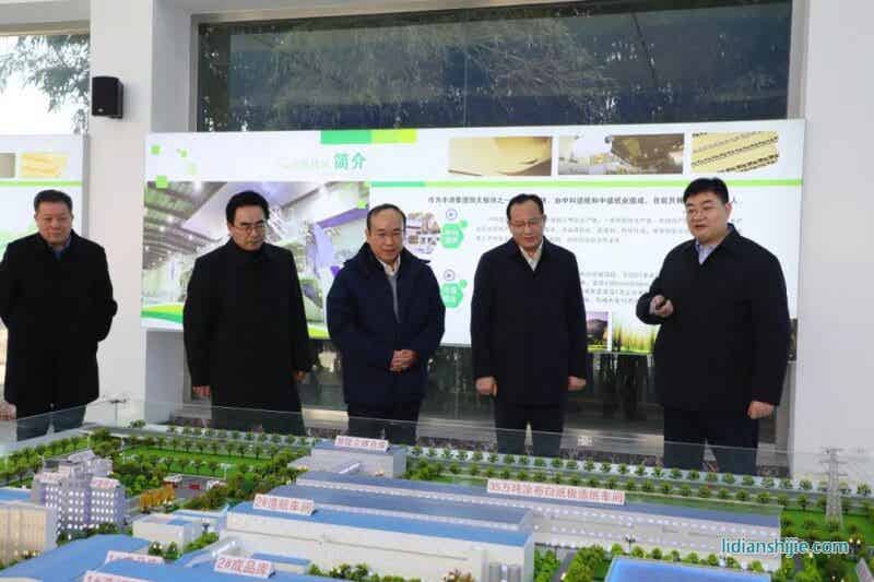 12月22日下午，住棗全國(guó)、省和市人大代表來(lái)嶧城區(qū)開(kāi)展會(huì)前集中視察活動(dòng)