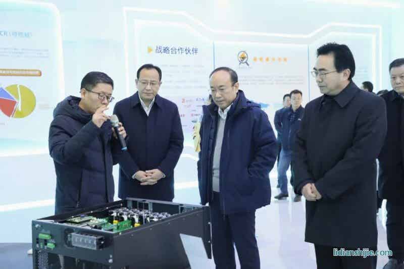 12月22日下午，住棗全國(guó)、省和市人大代表來(lái)嶧城區(qū)開(kāi)展會(huì)前集中視察活動(dòng)