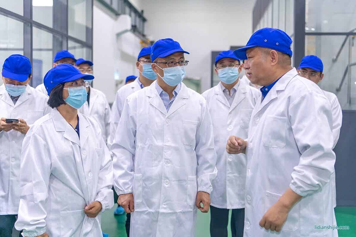 遼寧省政府發(fā)展研究中心副主任洪英率調(diào)研組來(lái)到康輝新材料科技有限公司走訪調(diào)研