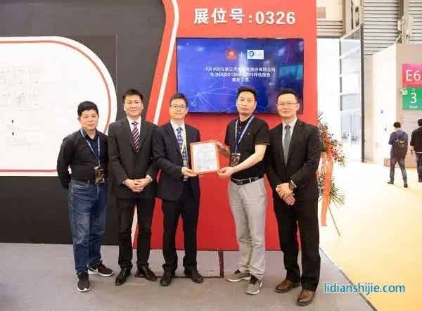 TUV南德輕工產(chǎn)品部丁宇斌先生（左三）、張炳剛先生（左二）、秦偉先生（右一）與浙江天宏都偉云先生（右二）、周新芳先生（左一）出席頒證儀式