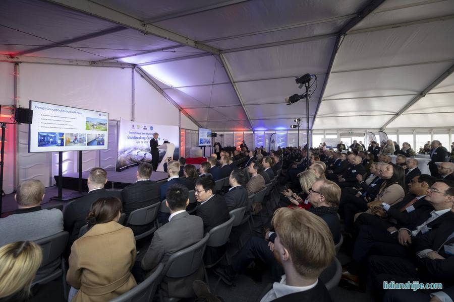 4月29日在芬蘭東南部城市科特卡拍攝的中芬合資、芬蘭首家鋰電池材料工廠開工儀式現(xiàn)場(chǎng)